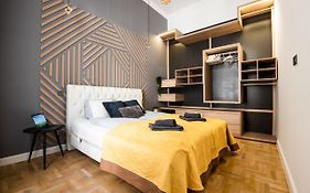 Deluxe Quentin Home Next To The Fashion Street
